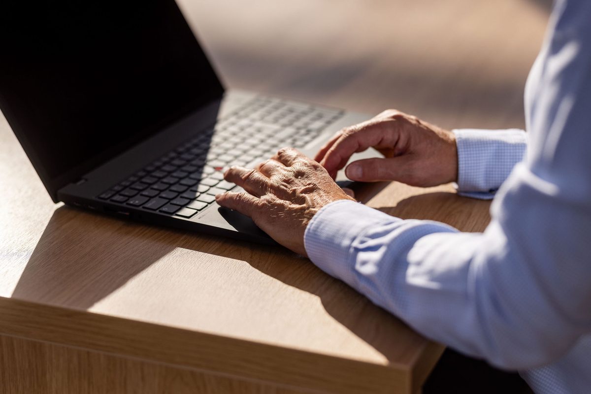 Bærbar computer på et mødebord