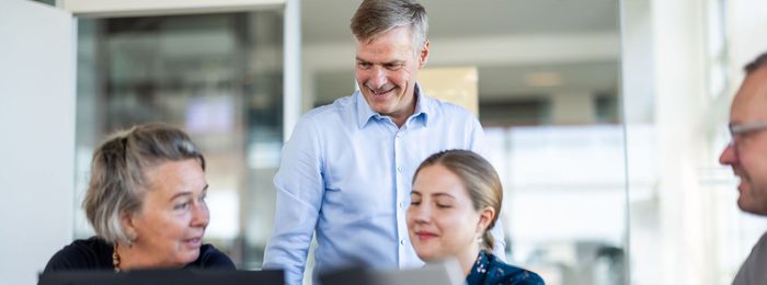 Kursusdeltagere ved bærbare computere