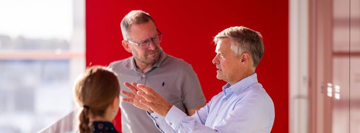 Jesper Esbensen forklarer noget for to deltagere